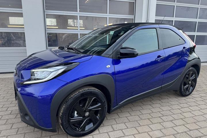 Blå Toyota Aygo X fra 2025 set udefra