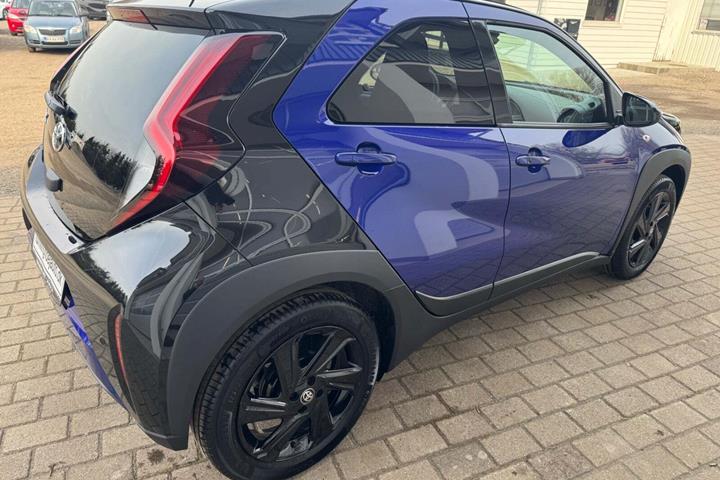 Blå Toyota Aygo X fra 2025
