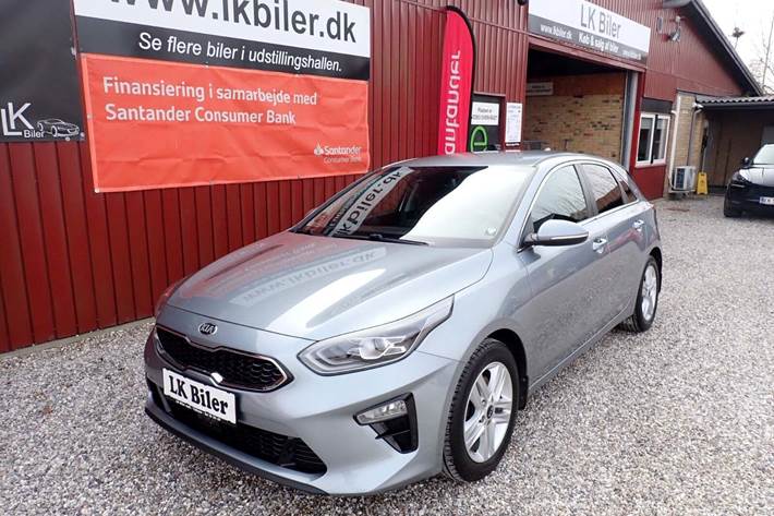 Sølv Kia Ceed fra 2019 set udefra