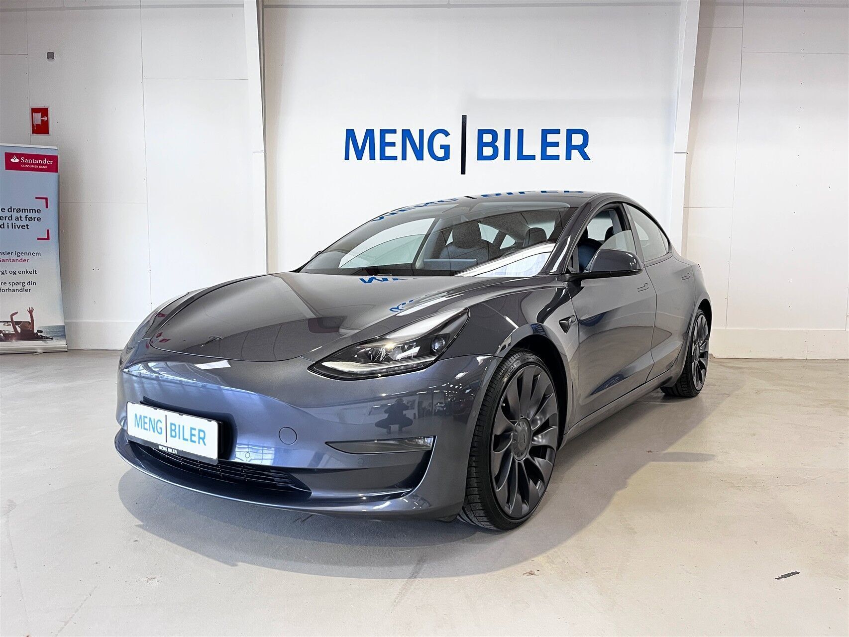 Grå Tesla Model 3 fra 2021