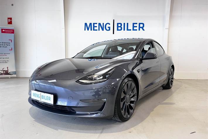 Grå Tesla Model 3 fra 2021