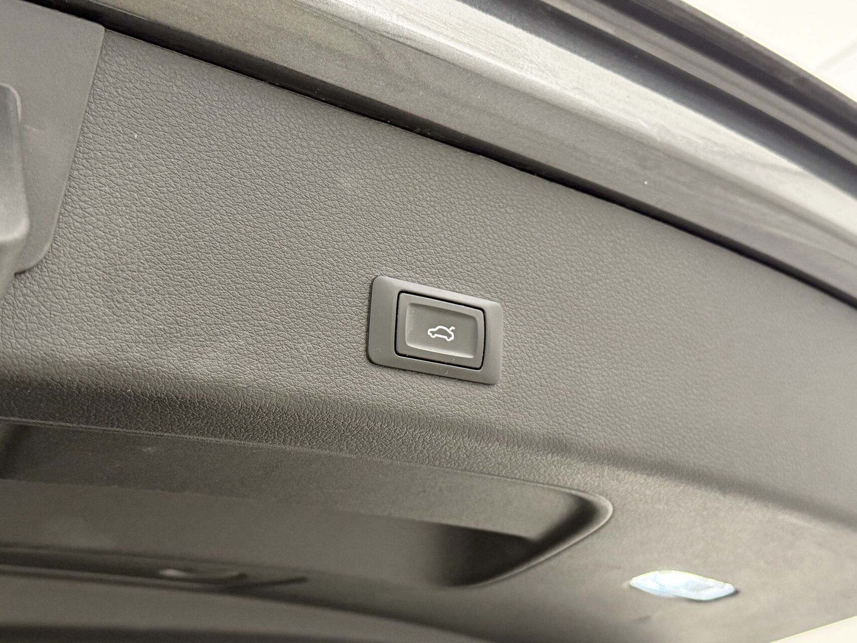 Grå Audi e-tron fra 2021