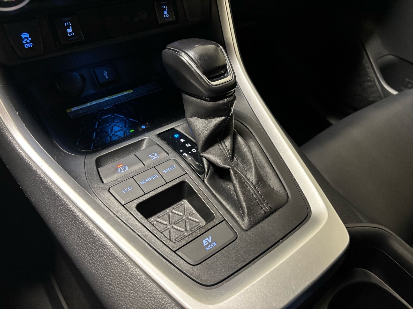 Hvid Toyota RAV4 fra 2020