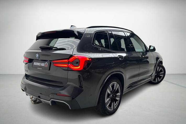 Grå BMW iX3 fra 2022