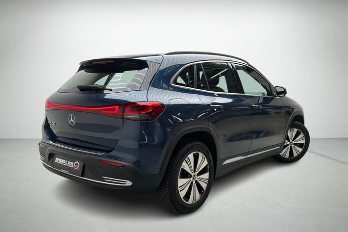 Blå Mercedes EQA 250 fra 2023