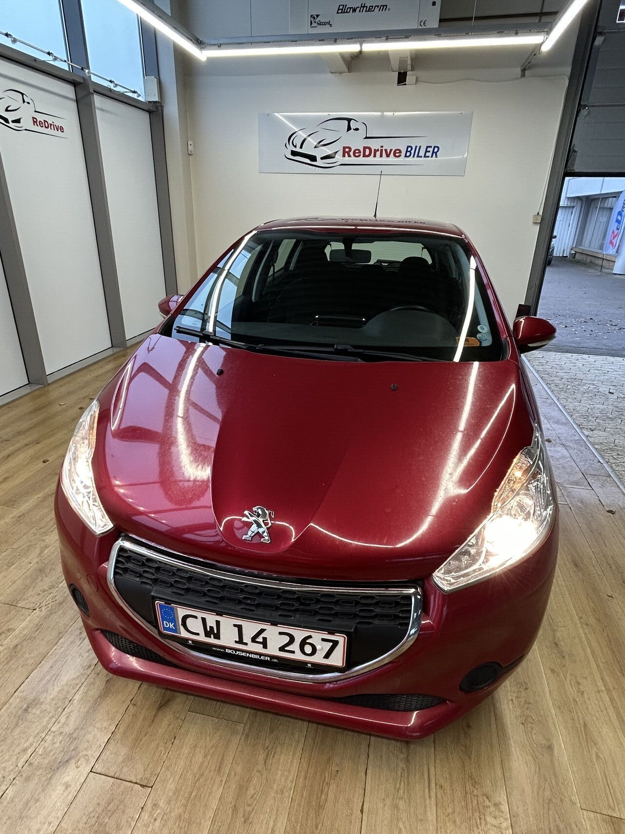 Rød Peugeot 208 fra 2014