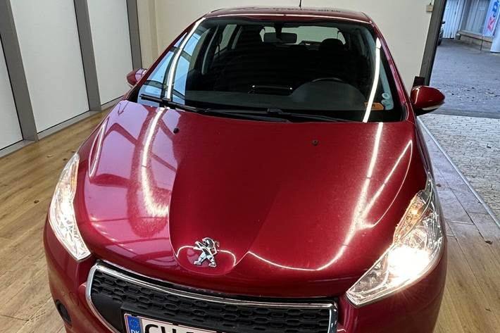 Rød Peugeot 208 fra 2014