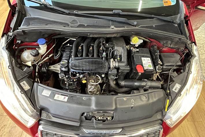 Rød Peugeot 208 fra 2014