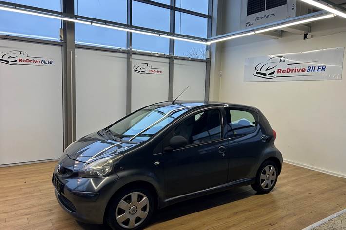Grå Toyota Aygo fra 2008