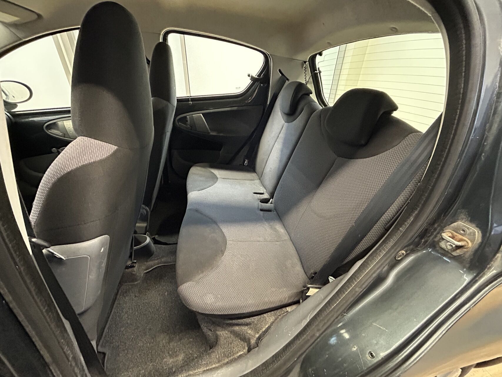 Grå Toyota Aygo fra 2008