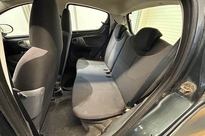 Grå Toyota Aygo fra 2008