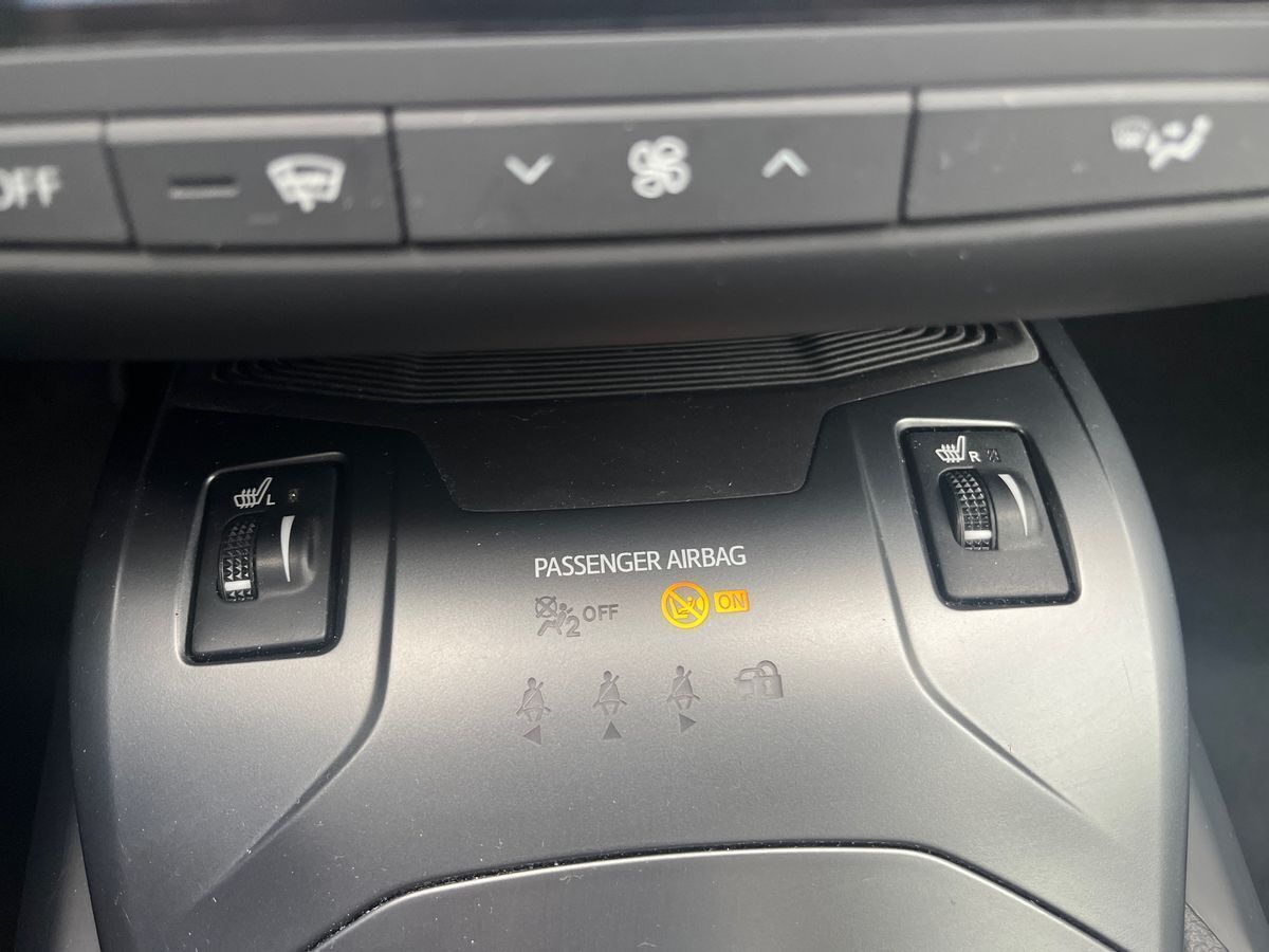 Grå Toyota Avensis fra 2017