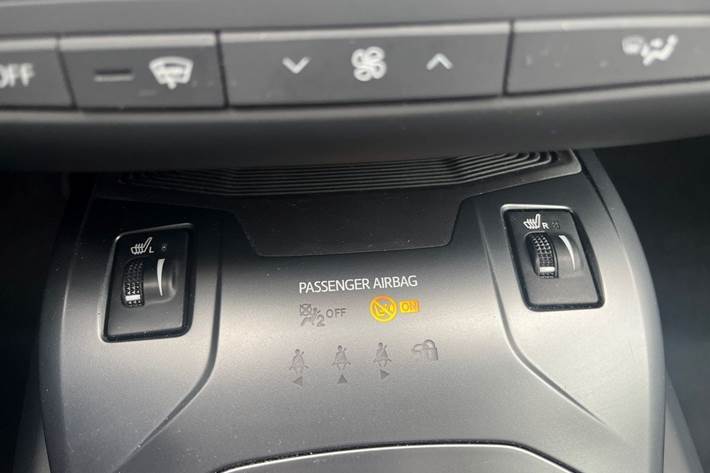 Grå Toyota Avensis fra 2017