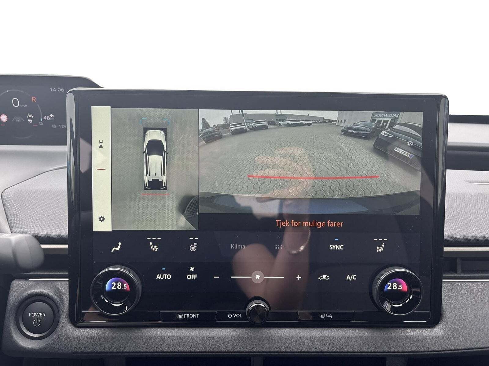 Blå Toyota BZ4X fra 2025