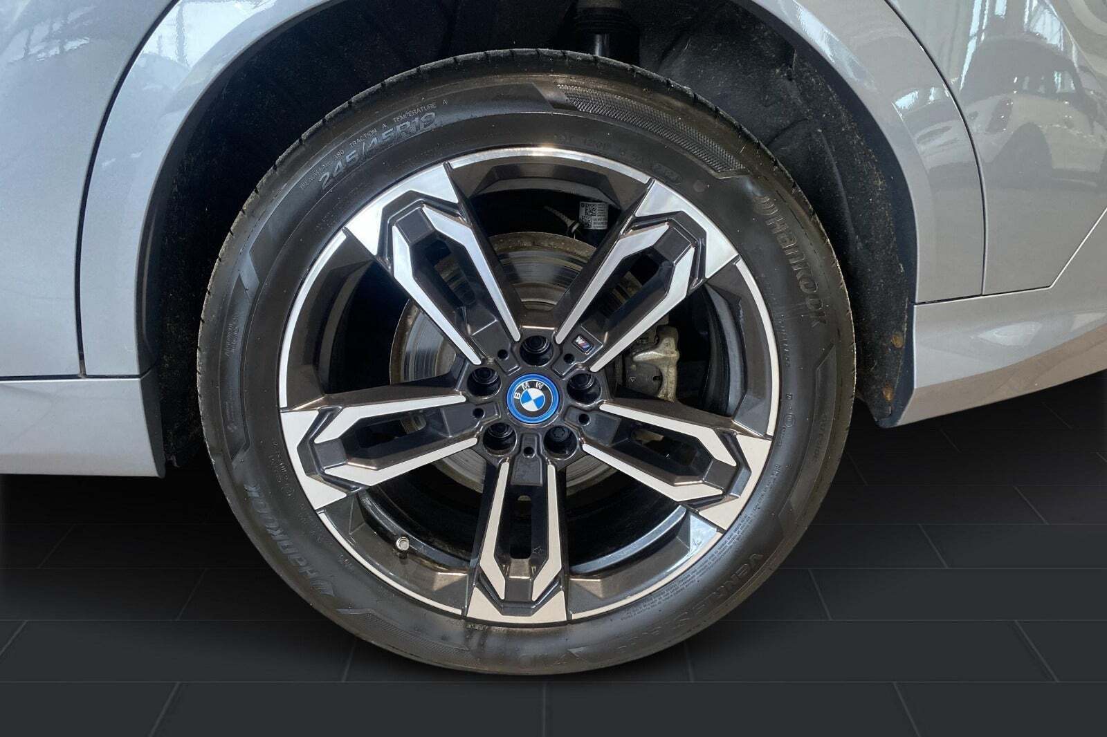 Sølv BMW iX2 fra 2025