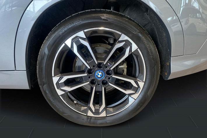 Sølv BMW iX2 fra 2025