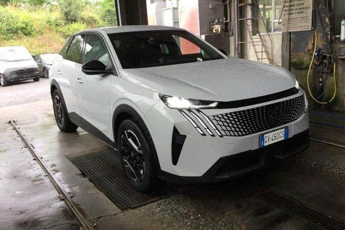 Hvid Peugeot e-3008 fra 2024