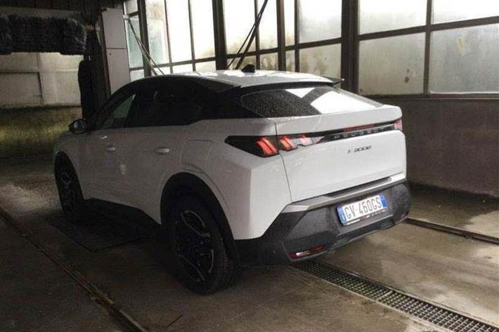 Hvid Peugeot e-3008 fra 2024