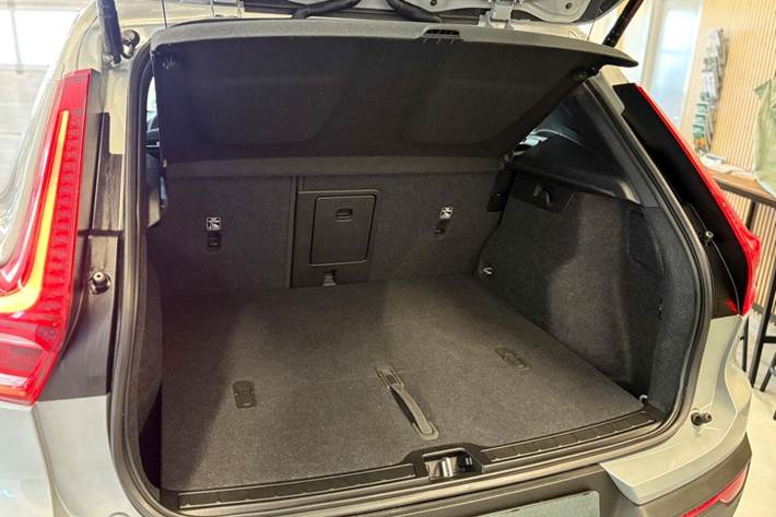 Grå Volvo EX40 fra 2025