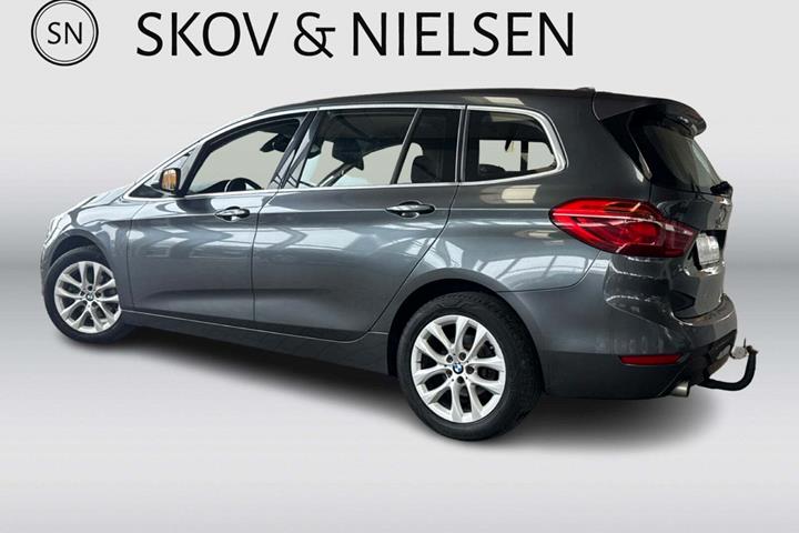Grå BMW 218d fra 2017