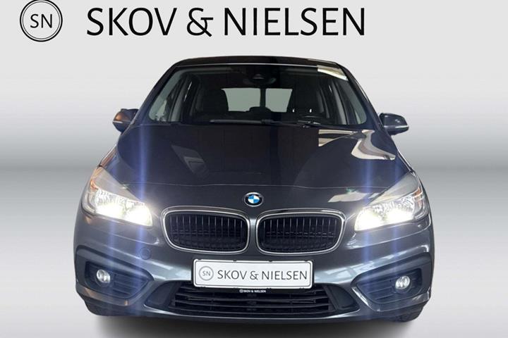 Grå BMW 218d fra 2017