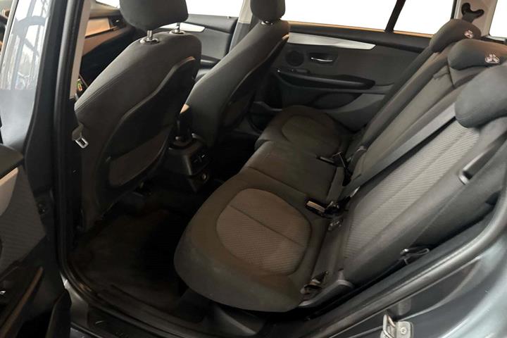 Grå BMW 218d fra 2017