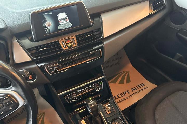 Grå BMW 218d fra 2017