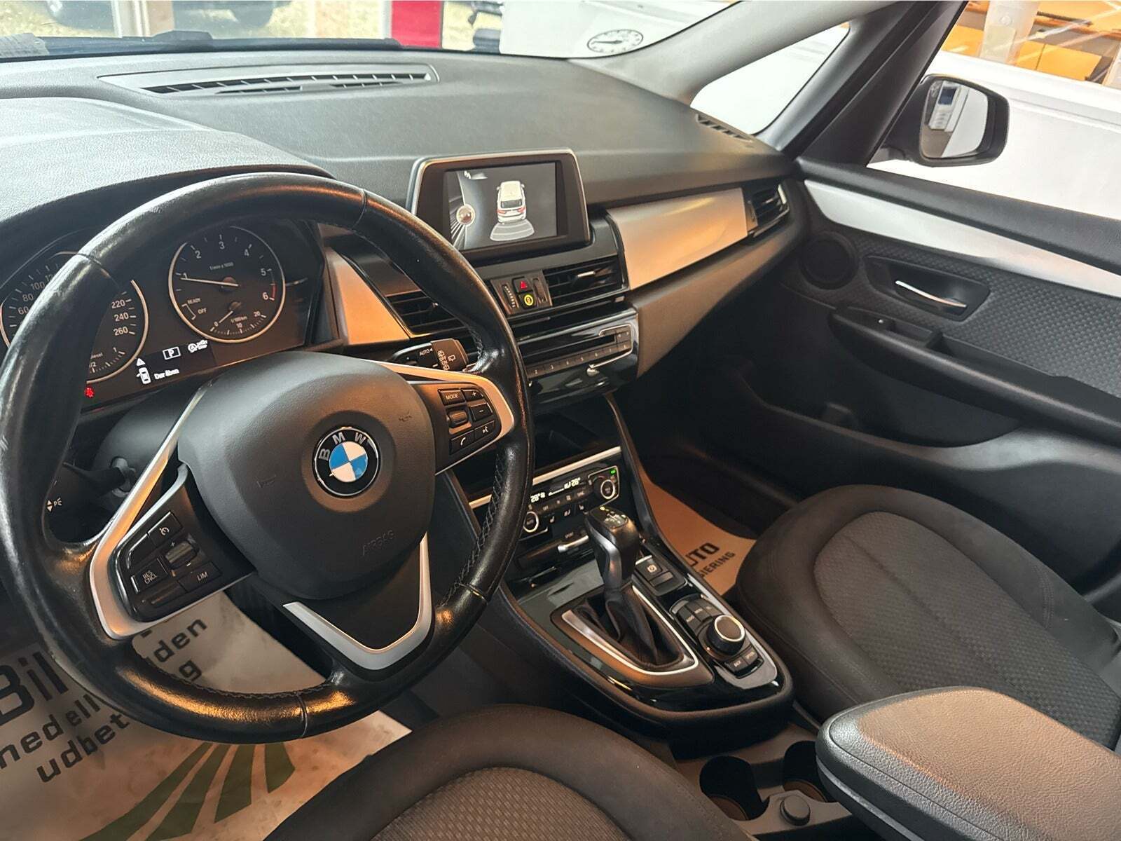 Grå BMW 218d fra 2017