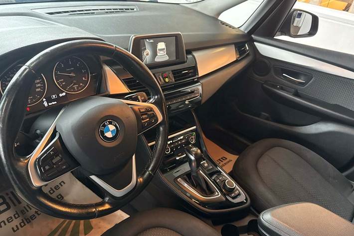 Grå BMW 218d fra 2017