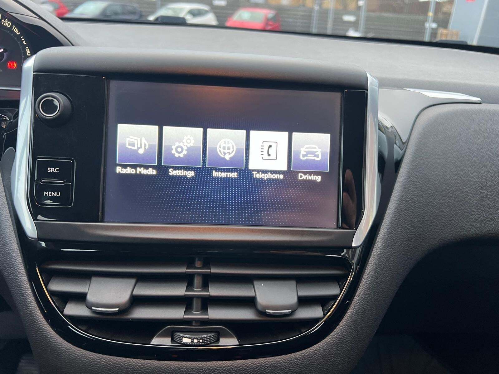 Blå Peugeot 208 fra 2015