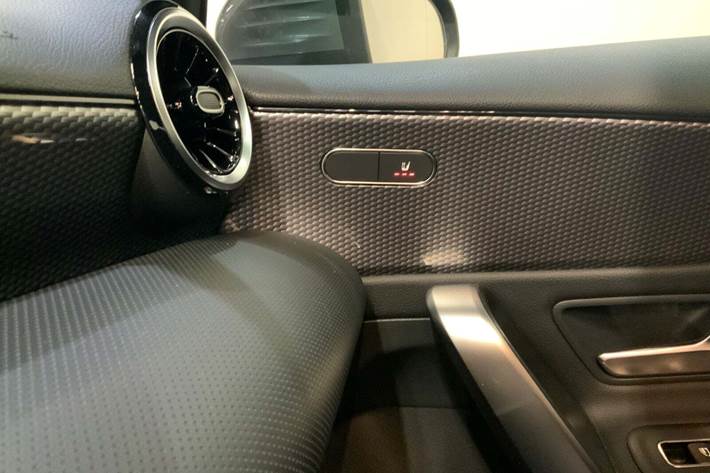 Grå Mercedes A200 fra 2020