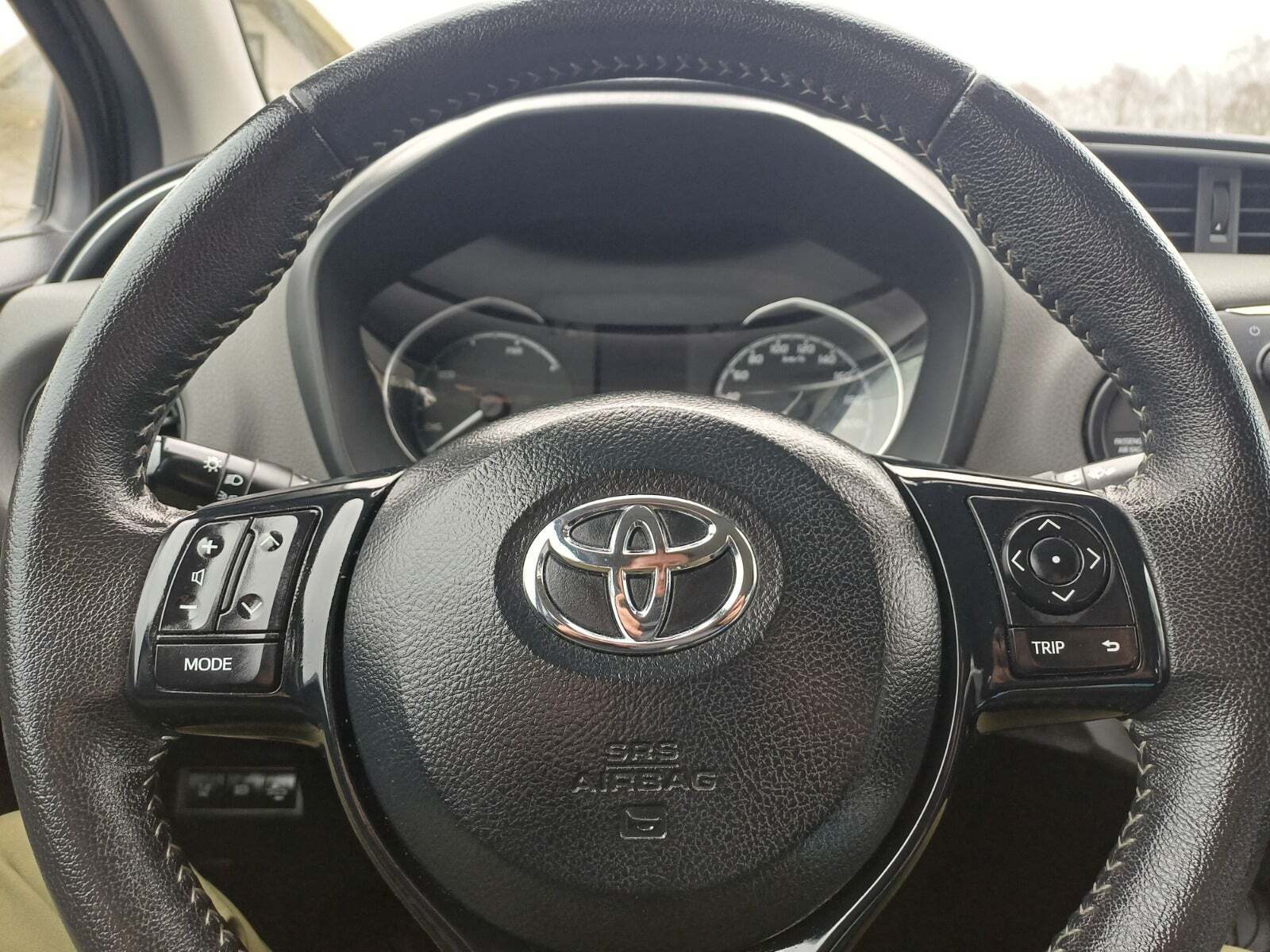 Grå Toyota Yaris fra 2019