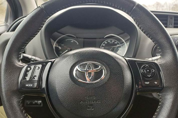 Grå Toyota Yaris fra 2019
