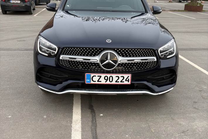 Blå Mercedes GLC220 d fra 2020