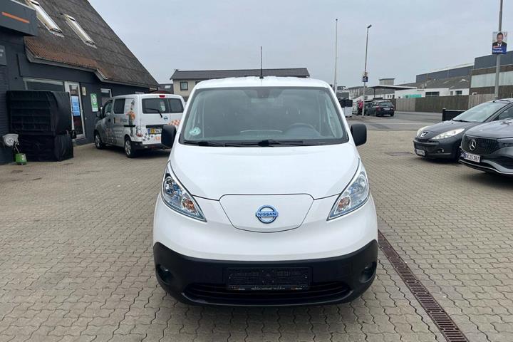 Hvid Nissan e-NV200 fra 2020 set udefra