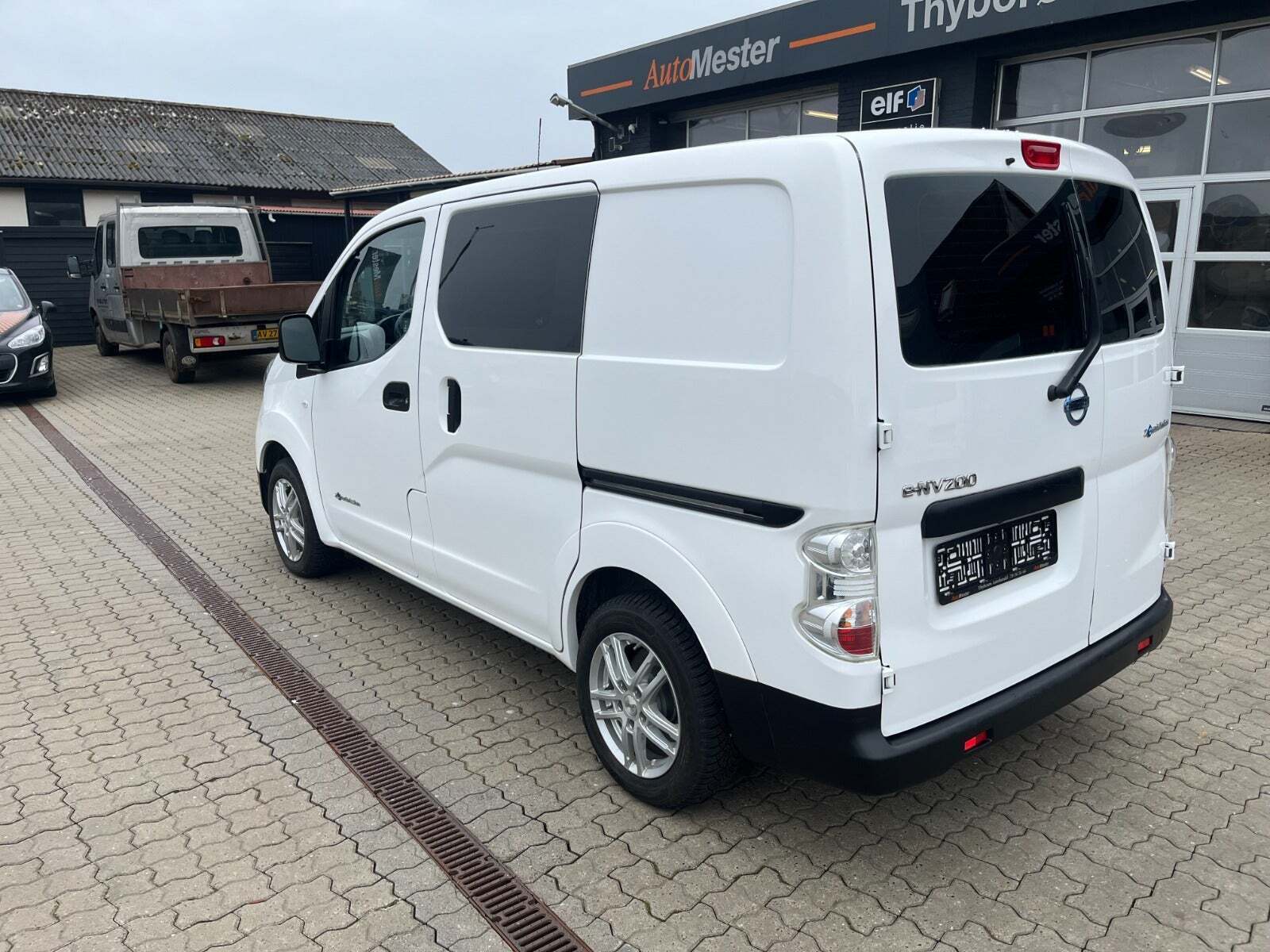 Hvid Nissan e-NV200 fra 2020 set udefra