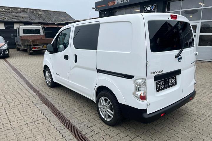 Hvid Nissan e-NV200 fra 2020 set udefra