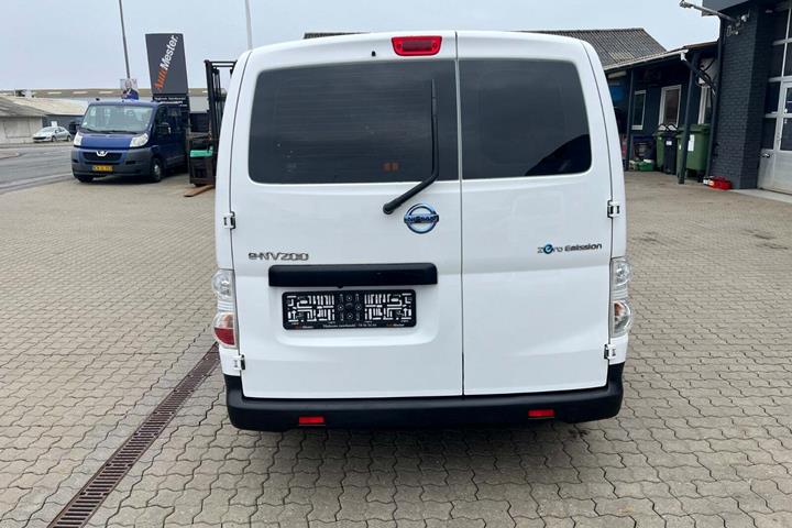 Hvid Nissan e-NV200 fra 2020 set udefra
