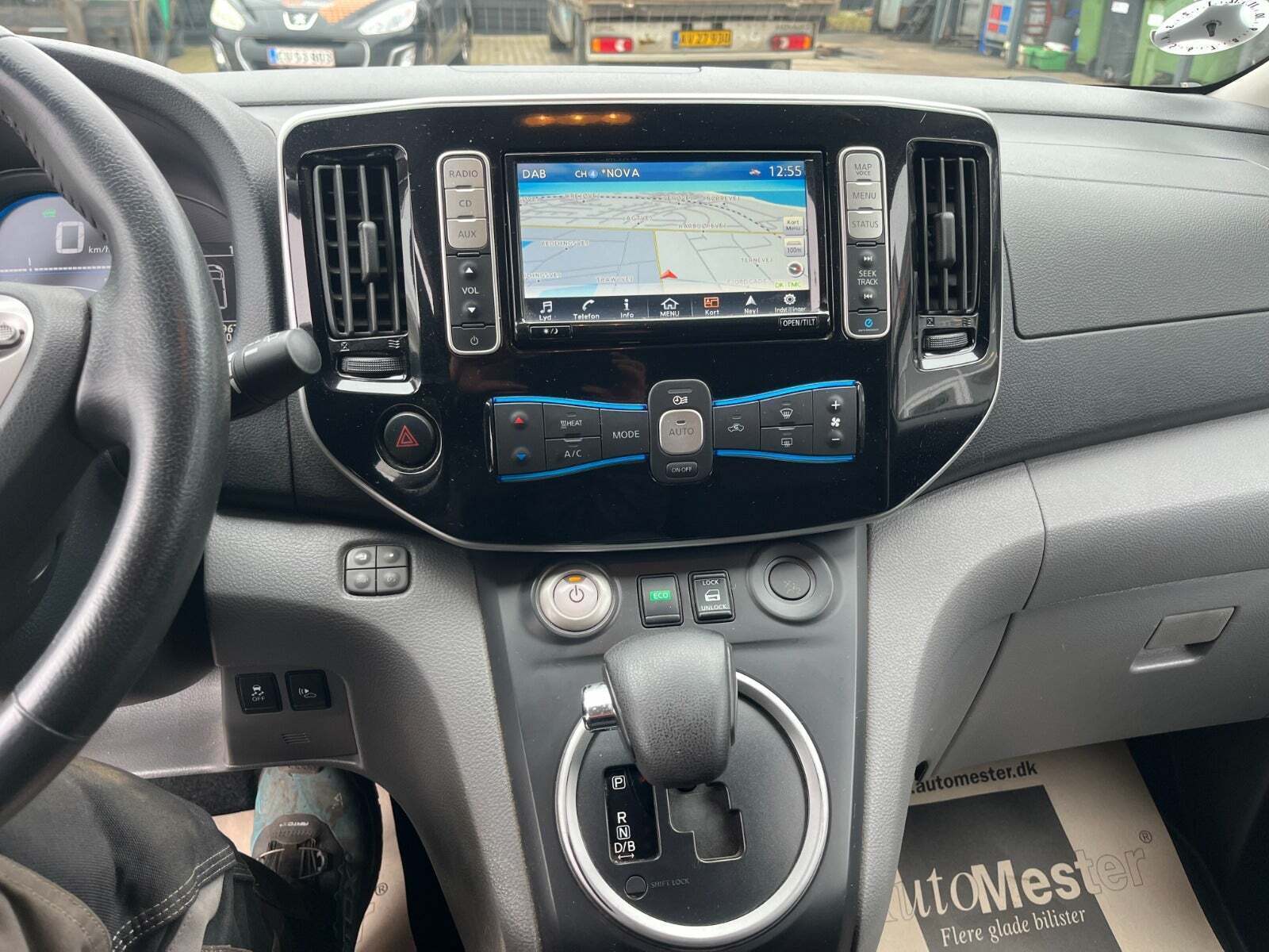 Hvid Nissan e-NV200 fra 2020 set indefra