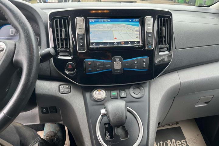 Hvid Nissan e-NV200 fra 2020 set indefra