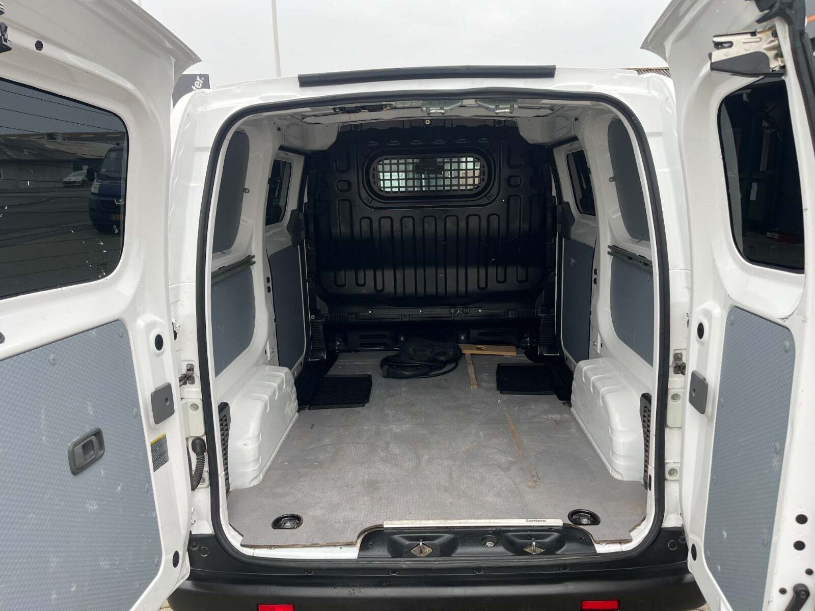 Hvid Nissan e-NV200 fra 2020 set udefra