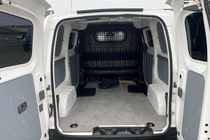 Hvid Nissan e-NV200 fra 2020 set udefra