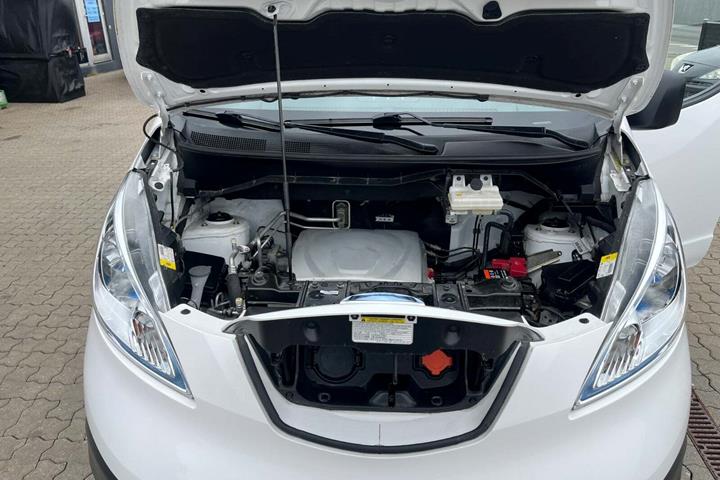 Hvid Nissan e-NV200 fra 2020 set udefra