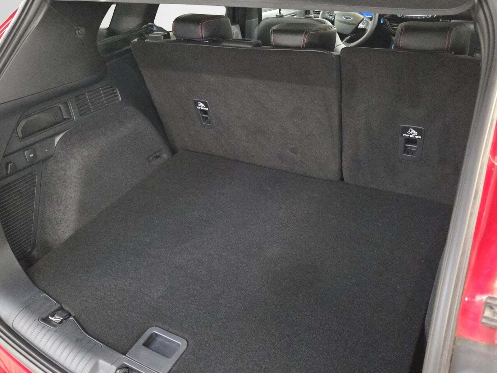 Rød Ford Kuga fra 2020
