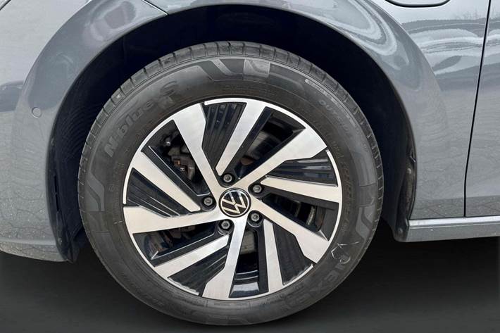 Grå VW Golf VIII fra 2021