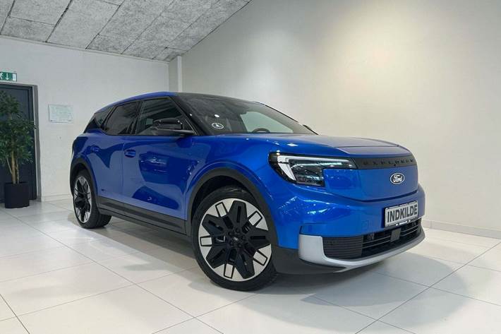 Blå Ford Explorer fra 2024 set udefra