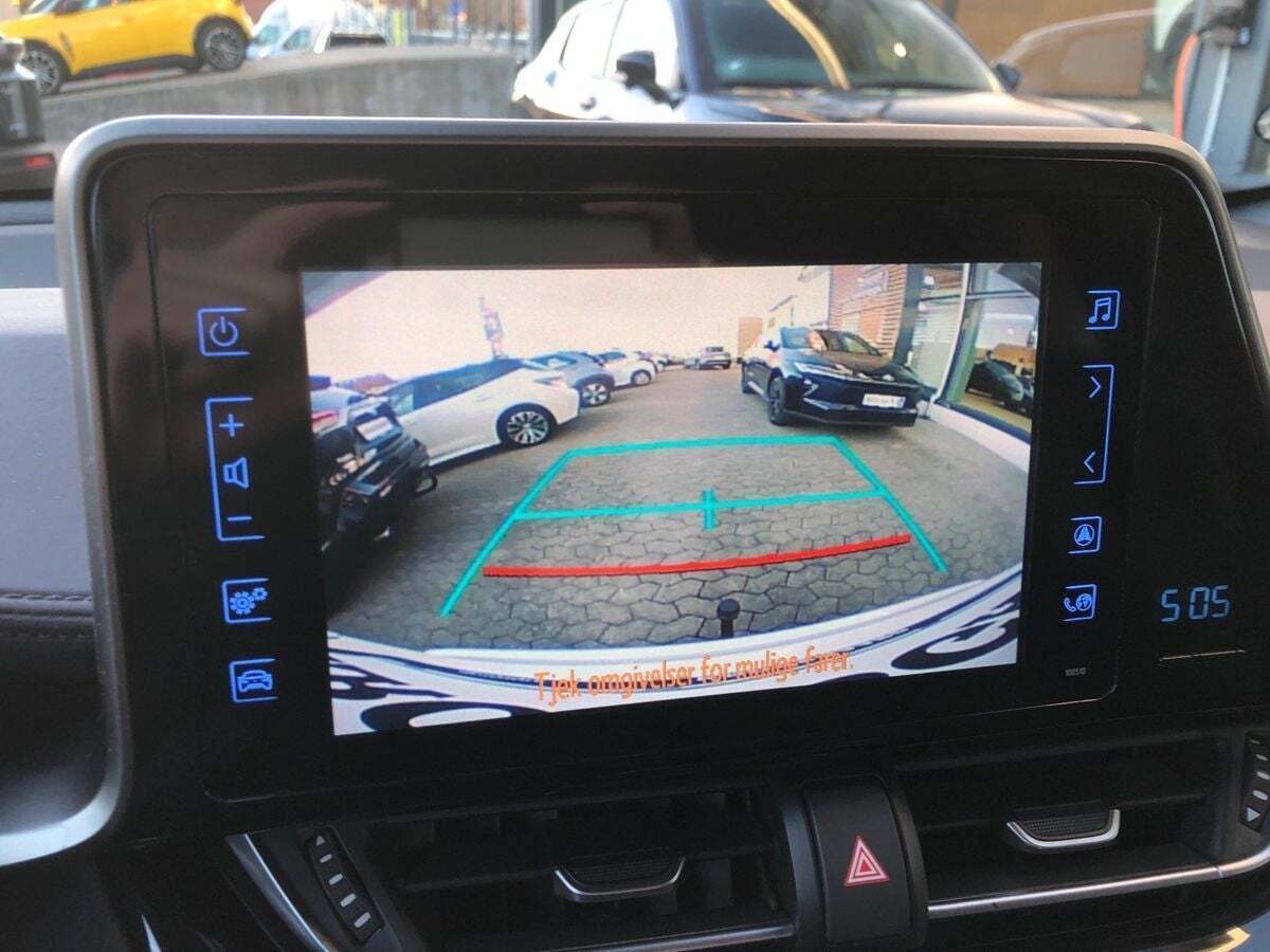 Hvid Toyota C-HR fra 2016