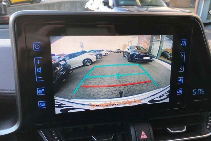 Hvid Toyota C-HR fra 2016