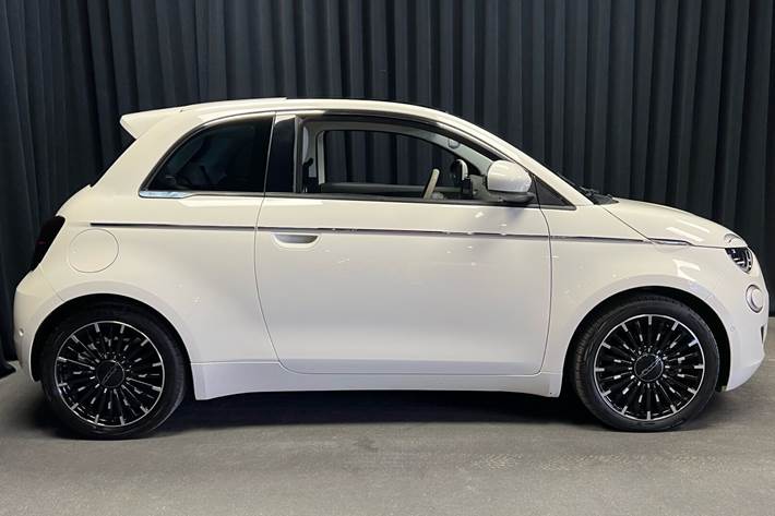 Hvid Fiat 500e fra 2023