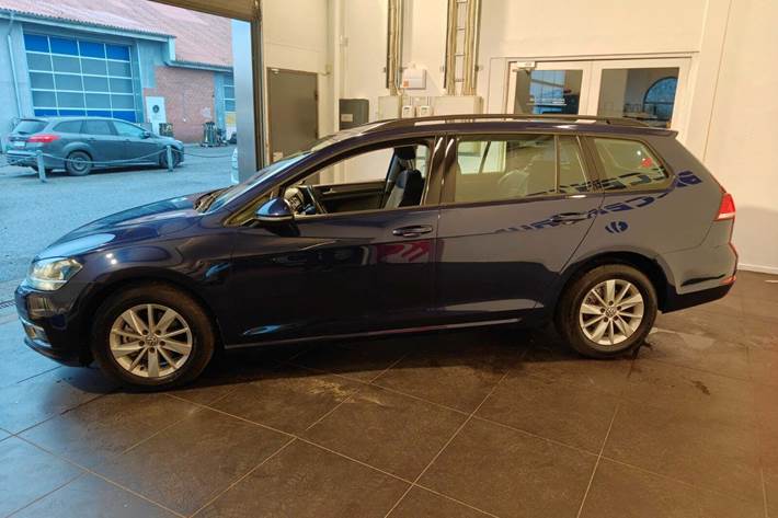 Blå VW Golf VII fra 2018